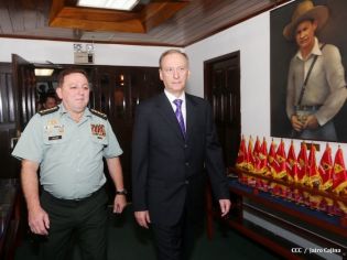 Delegación sostiene encuentro con Comandancia del Ejército