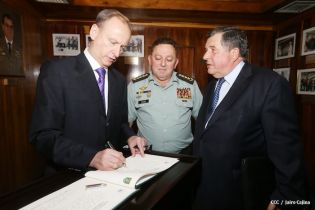 Delegación sostiene encuentro con Comandancia del Ejército