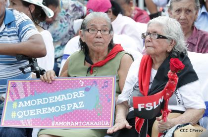 Daniel y Rosario se funden en abrazo solidario con las Madres en Oración y Cantata por la Paz