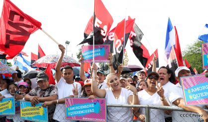 Daniel y Rosario se funden en abrazo solidario con las Madres en Oración y Cantata por la Paz