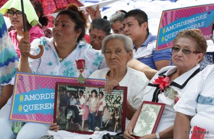 Daniel y Rosario se funden en abrazo solidario con las Madres en Oración y Cantata por la Paz