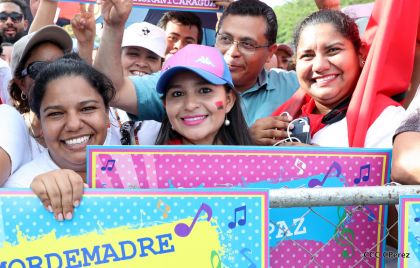 Daniel y Rosario se funden en abrazo solidario con las Madres en Oración y Cantata por la Paz