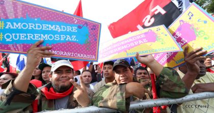 Daniel y Rosario se funden en abrazo solidario con las Madres en Oración y Cantata por la Paz
