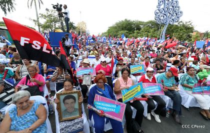 Daniel y Rosario se funden en abrazo solidario con las Madres en Oración y Cantata por la Paz
