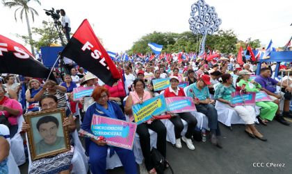 Daniel y Rosario se funden en abrazo solidario con las Madres en Oración y Cantata por la Paz