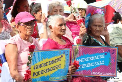 Daniel y Rosario se funden en abrazo solidario con las Madres en Oración y Cantata por la Paz