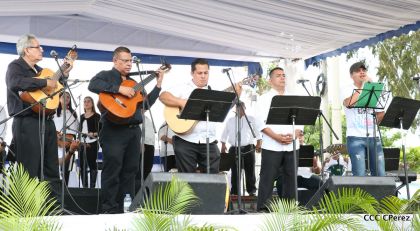 Daniel y Rosario se funden en abrazo solidario con las Madres en Oración y Cantata por la Paz