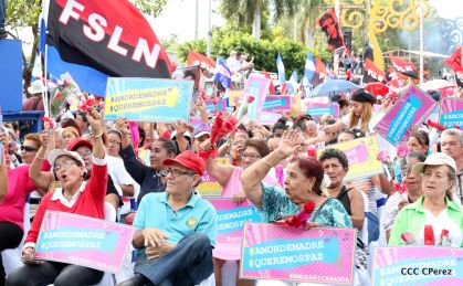 Daniel y Rosario se funden en abrazo solidario con las Madres en Oración y Cantata por la Paz