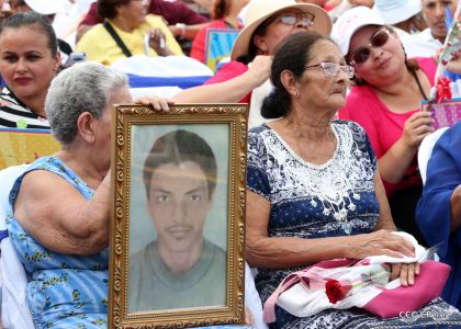 Daniel y Rosario se funden en abrazo solidario con las Madres en Oración y Cantata por la Paz