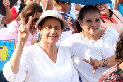 Daniel y Rosario se funden en abrazo solidario con las Madres en Oración y Cantata por la Paz