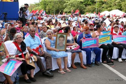 Daniel y Rosario se funden en abrazo solidario con las Madres en Oración y Cantata por la Paz