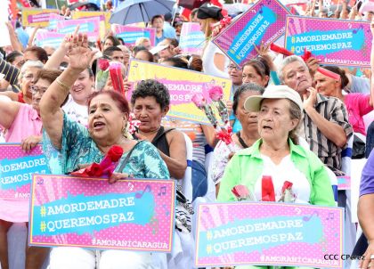 Daniel y Rosario se funden en abrazo solidario con las Madres en Oración y Cantata por la Paz