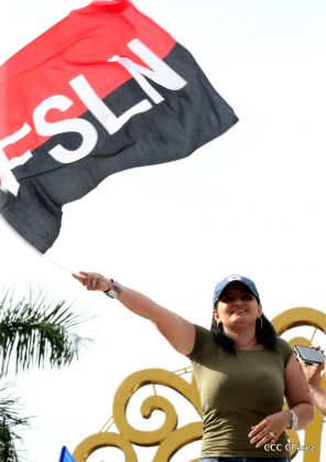 Daniel y Rosario se funden en abrazo solidario con las Madres en Oración y Cantata por la Paz