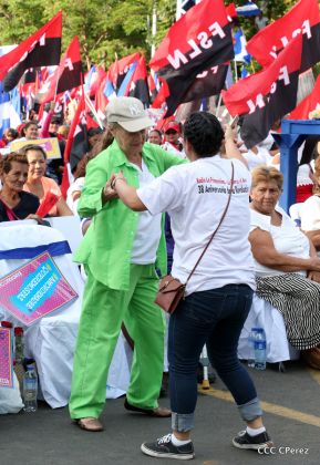 Daniel y Rosario se funden en abrazo solidario con las Madres en Oración y Cantata por la Paz