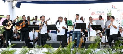 Daniel y Rosario se funden en abrazo solidario con las Madres en Oración y Cantata por la Paz