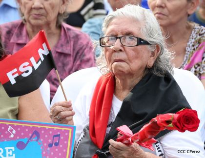 Daniel y Rosario se funden en abrazo solidario con las Madres en Oración y Cantata por la Paz