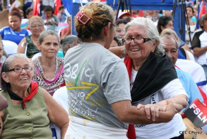 Daniel y Rosario se funden en abrazo solidario con las Madres en Oración y Cantata por la Paz