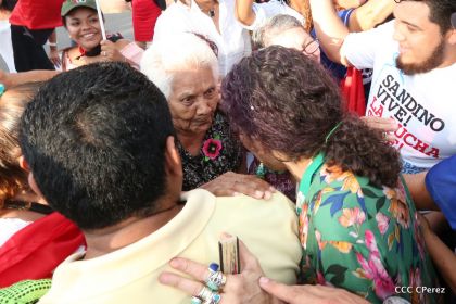 Daniel y Rosario se funden en abrazo solidario con las Madres en Oración y Cantata por la Paz