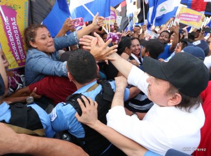 Daniel y Rosario se funden en abrazo solidario con las Madres en Oración y Cantata por la Paz