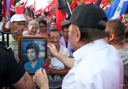 Daniel y Rosario se funden en abrazo solidario con las Madres en Oración y Cantata por la Paz