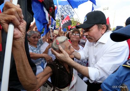 Daniel y Rosario se funden en abrazo solidario con las Madres en Oración y Cantata por la Paz