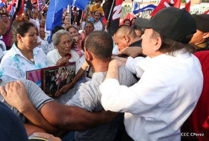 Daniel y Rosario se funden en abrazo solidario con las Madres en Oración y Cantata por la Paz