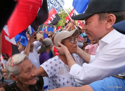 Daniel y Rosario se funden en abrazo solidario con las Madres en Oración y Cantata por la Paz