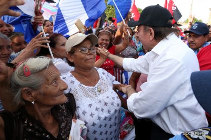 Daniel y Rosario se funden en abrazo solidario con las Madres en Oración y Cantata por la Paz