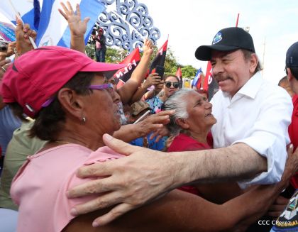 Daniel y Rosario se funden en abrazo solidario con las Madres en Oración y Cantata por la Paz