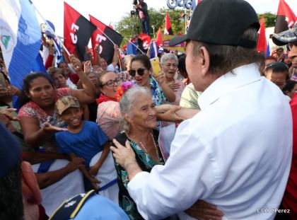 Daniel y Rosario se funden en abrazo solidario con las Madres en Oración y Cantata por la Paz