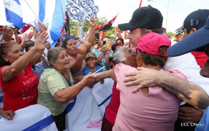 Daniel y Rosario se funden en abrazo solidario con las Madres en Oración y Cantata por la Paz