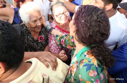 Daniel y Rosario se funden en abrazo solidario con las Madres en Oración y Cantata por la Paz