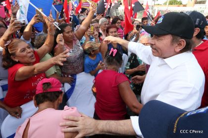 Daniel y Rosario se funden en abrazo solidario con las Madres en Oración y Cantata por la Paz
