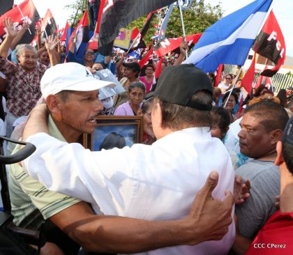 Daniel y Rosario se funden en abrazo solidario con las Madres en Oración y Cantata por la Paz
