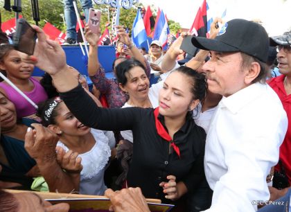 Daniel y Rosario se funden en abrazo solidario con las Madres en Oración y Cantata por la Paz