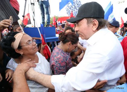 Daniel y Rosario se funden en abrazo solidario con las Madres en Oración y Cantata por la Paz