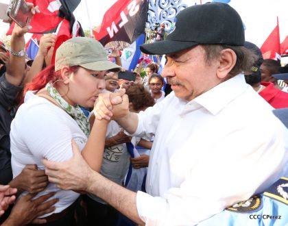 Daniel y Rosario se funden en abrazo solidario con las Madres en Oración y Cantata por la Paz