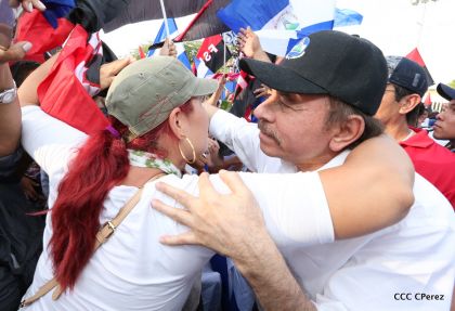 Daniel y Rosario se funden en abrazo solidario con las Madres en Oración y Cantata por la Paz