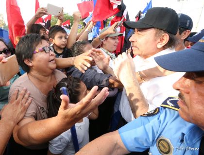 Daniel y Rosario se funden en abrazo solidario con las Madres en Oración y Cantata por la Paz