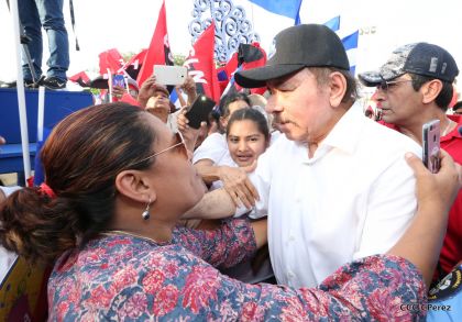 Daniel y Rosario se funden en abrazo solidario con las Madres en Oración y Cantata por la Paz