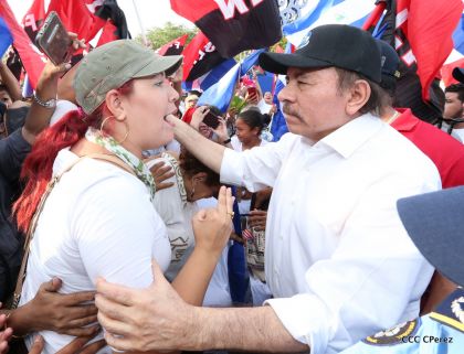 Daniel y Rosario se funden en abrazo solidario con las Madres en Oración y Cantata por la Paz