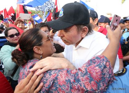 Daniel y Rosario se funden en abrazo solidario con las Madres en Oración y Cantata por la Paz