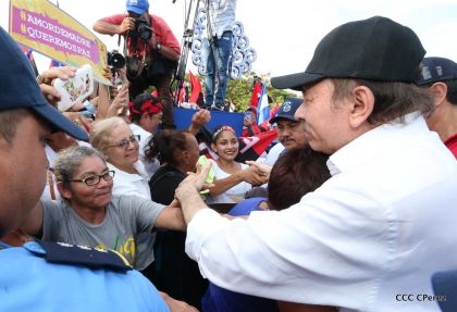 Daniel y Rosario se funden en abrazo solidario con las Madres en Oración y Cantata por la Paz