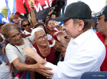 Daniel y Rosario se funden en abrazo solidario con las Madres en Oración y Cantata por la Paz