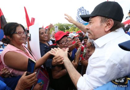 Daniel y Rosario se funden en abrazo solidario con las Madres en Oración y Cantata por la Paz