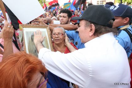Daniel y Rosario se funden en abrazo solidario con las Madres en Oración y Cantata por la Paz