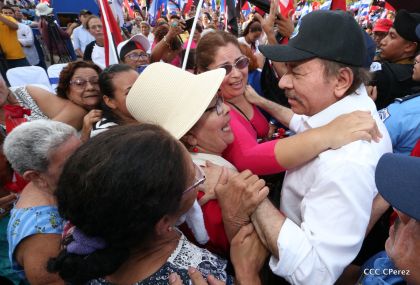 Daniel y Rosario se funden en abrazo solidario con las Madres en Oración y Cantata por la Paz
