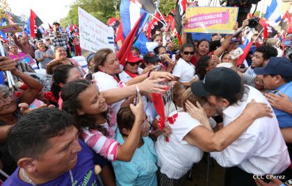 Daniel y Rosario se funden en abrazo solidario con las Madres en Oración y Cantata por la Paz