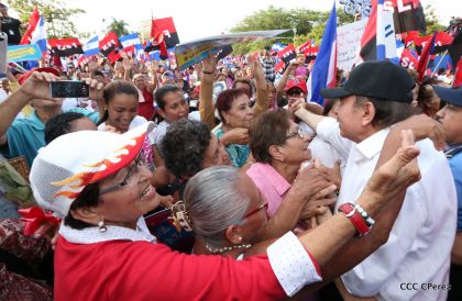 Daniel y Rosario se funden en abrazo solidario con las Madres en Oración y Cantata por la Paz