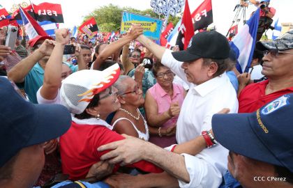 Daniel y Rosario se funden en abrazo solidario con las Madres en Oración y Cantata por la Paz